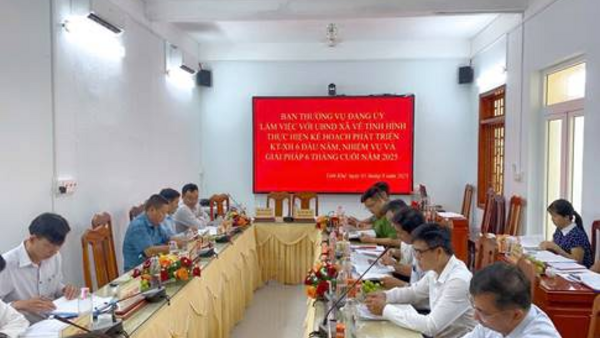 BAN THƯỜNG VỤ ĐẢNG UỶ LÀM VIỆC VỚI TẬP THỂ LÃNH ĐẠO UBND XÃ VỀ TÌNH HÌNH THỰC HIỆN KẾ HOẠCH PHÁT TRIỂN KINH TẾ-XÃ HỘI 6 THÁNG ĐẦU NĂM, NHIỆM VỤ VÀ GIẢI PHÁP 6 THÁNG CUỐI NĂM 2025